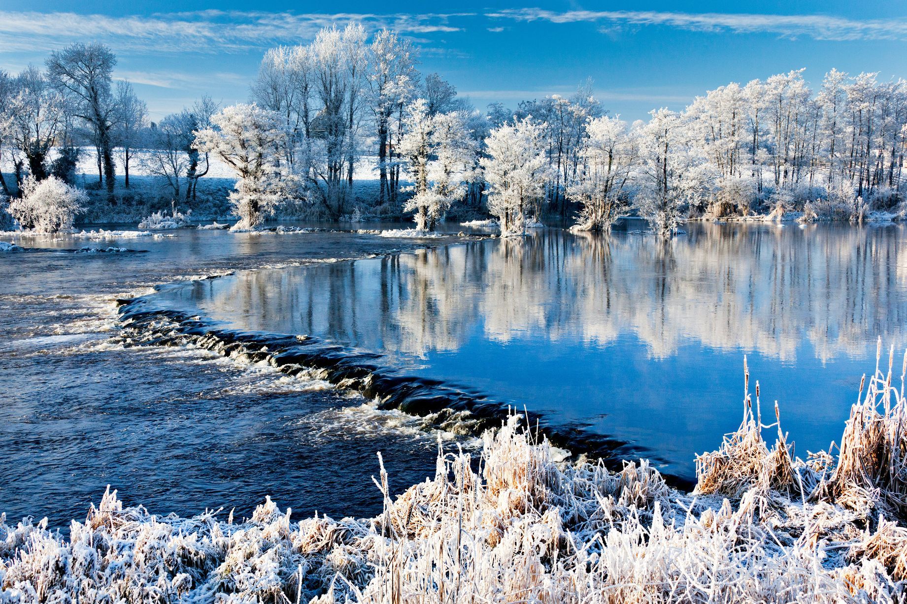 Природа зима красота. Шаннон (река). Река Шаннон в Ирландии зимой. Река Шеннон Ирландия. Красота зимы.