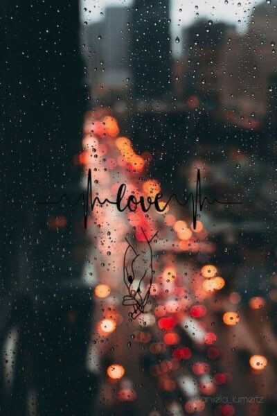ảnh chữ love vẽ trên kính ướt dưới mưa