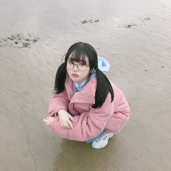 girl xinh 2k1 mặc áo hồng bên bờ biển