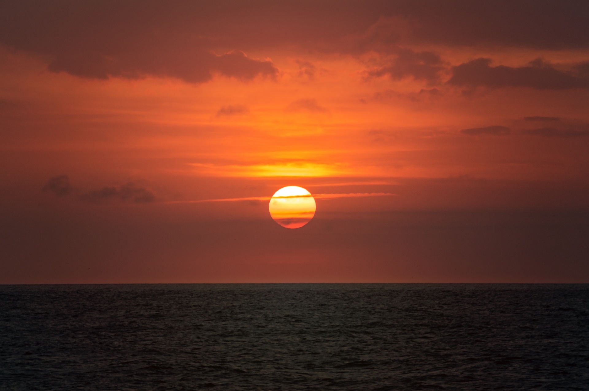 Mời bạn đến xem ảnh bìa hoàng hôn đầy màu sắc và đẹp mắt. Cảm nhận một khoảnh khắc thanh tịnh của thiên nhiên, khi ánh nắng chuyển dần sang màu cam và tím khiến cho cả bầu trời và đại dương trở thành một tác phẩm nghệ thuật.