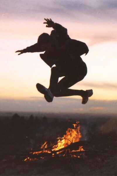 avatar chất người con trai nhảy qua đống lửa