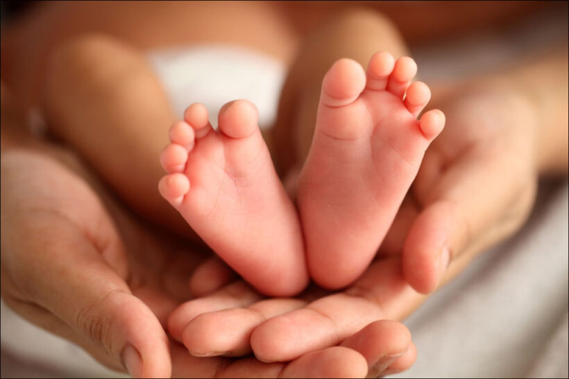 bàn chân nhỏ nhắn - hình ảnh em bé sơ sinh dễ thương