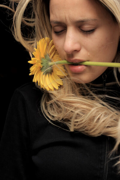 hình ảnh buồn khóc của nữ với bông hoa hướng dương