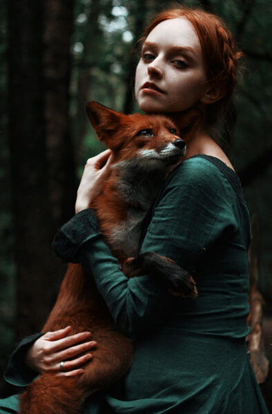 hình ảnh con cáo và cô gái