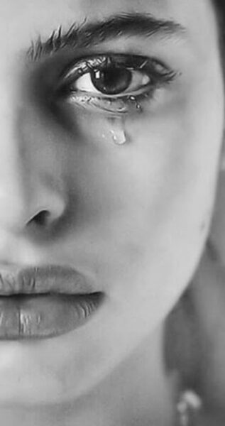 hình ảnh con gái buồn khóc đau lòng