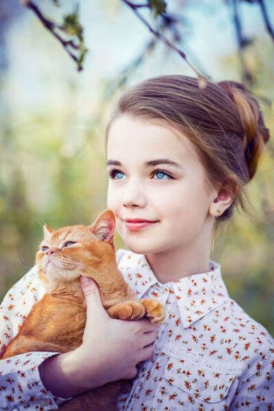 Hình ảnh cười đẹp của bé gái bên chú mèo của mình