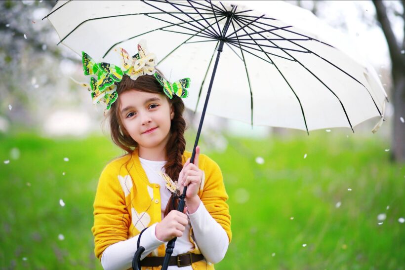 Hình ảnh cười đẹp của bé gái với chiếc ô trên tay