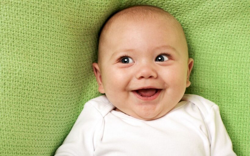Hình ảnh cười đẹp của bé sơ sinh