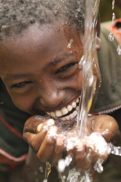 Hình ảnh cười đẹp của em bé Châu Phi khi được uống nước sạch
