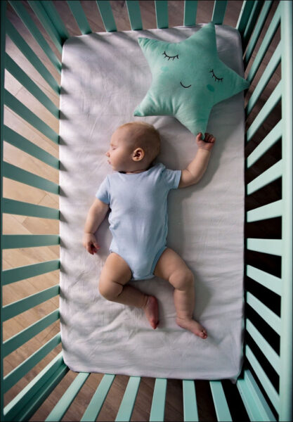 hình ảnh em bé sơ sinh dễ thương đang ngủ