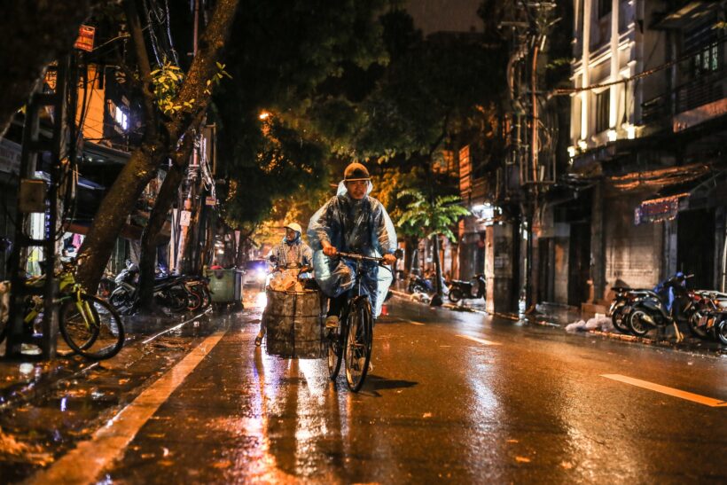 hình ảnh Hà Nội tối đêm mưa và người bán hàng rong