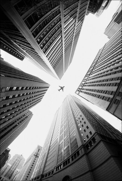 hình ảnh máy bay giữa những tòa nhà chọc trời
