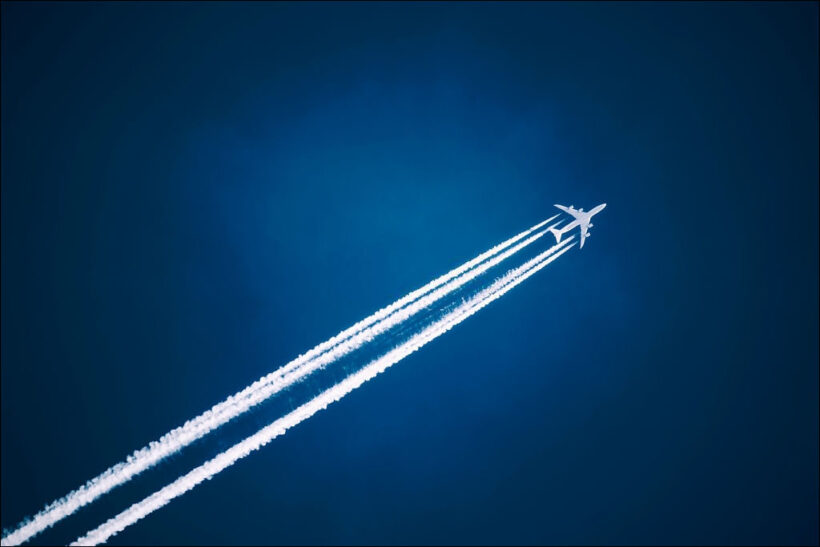 hình ảnh máy bay thả khói trên bầu trời