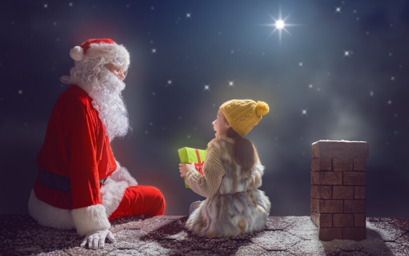 hình ảnh ông già Noel phát quà cho trẻ em