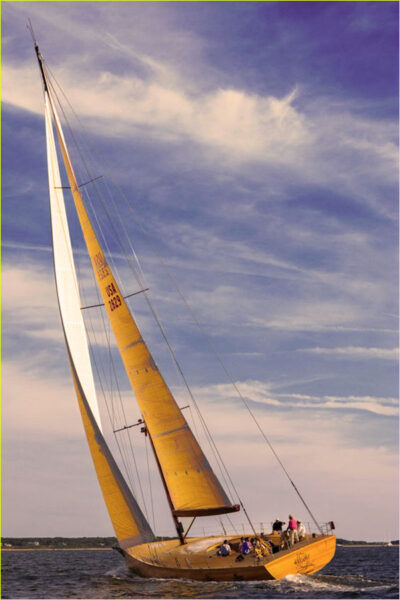 Hình ảnh thuyền buồm đạp gió rẽ sóng