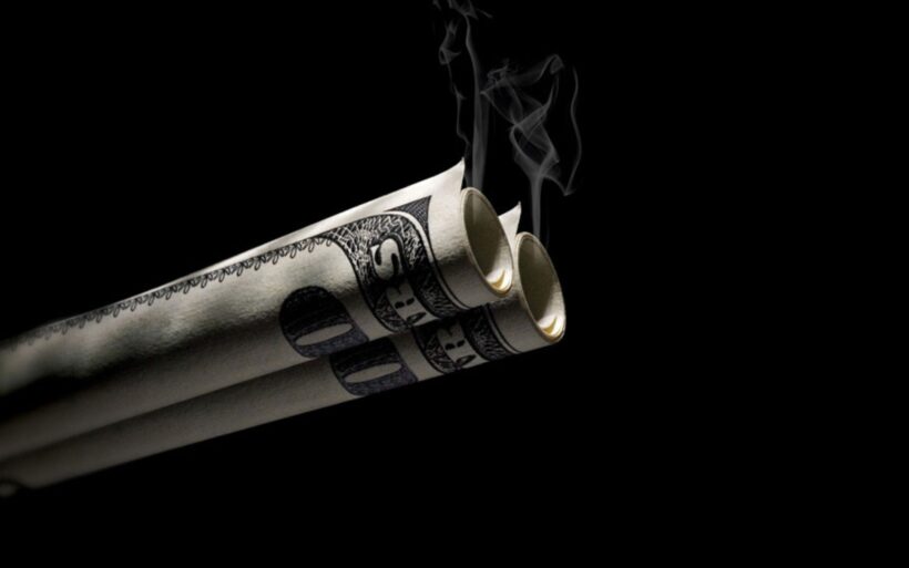 hình ảnh tiền bạc làm điếu thuốc