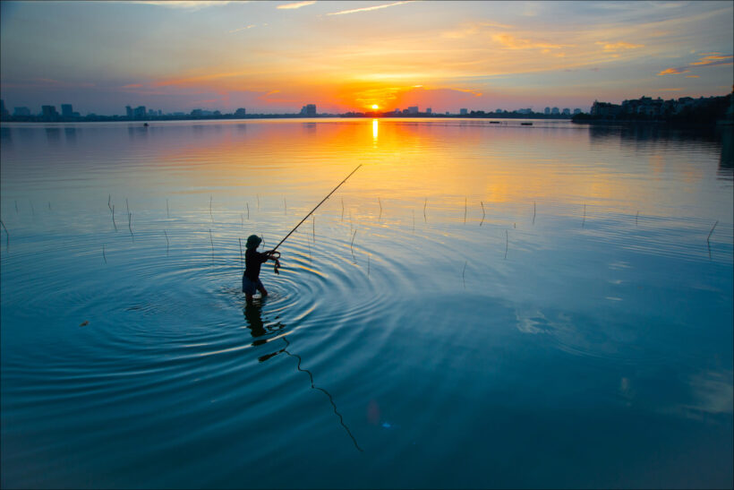 người câu cá giữa hồ - hình ảnh hồ tây đẹp