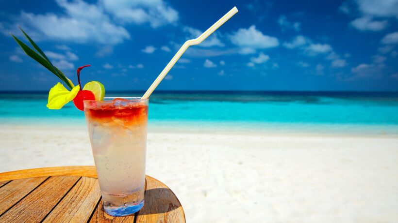ảnh ly cocktail mùa hè bên bờ biển