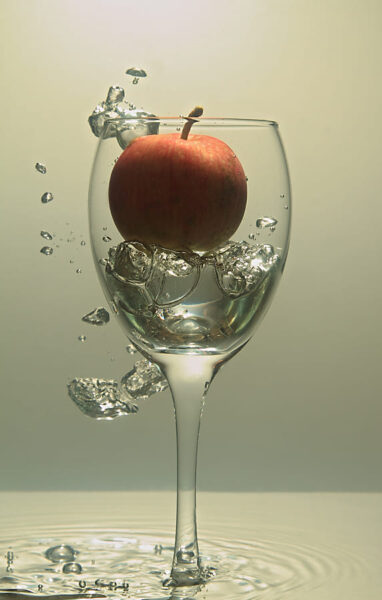 ảnh quả táo trong ly rượu đầy nghệ thuật