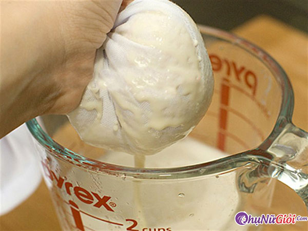 cách làm sữa đậu nành - vắt nước cốt