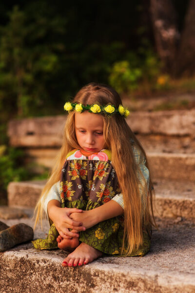 hình ảnh cô bé ngồi suy tư bên bậc thềm đá