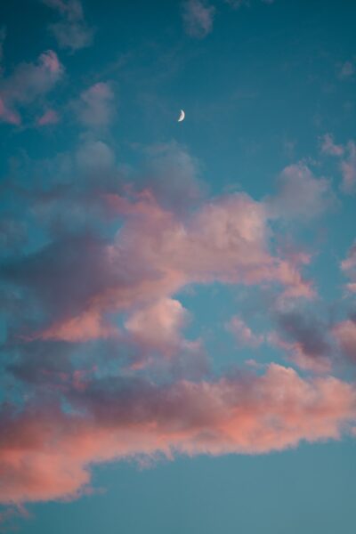 hình ảnh mây và vầng trăng khuyết