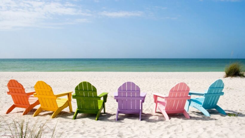 hình ảnh những chiếc ghế đầy màu sắc trên biển hè