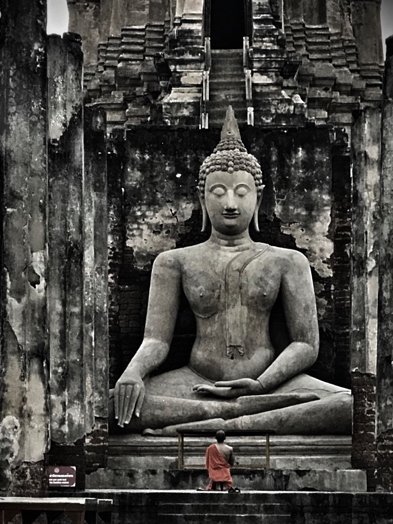 Hình nền Phật trắng đen sẽ mang đến cho bạn cảm giác mạnh mẽ và thanh tịnh. Chiếc áo choàng của Phật trắng tinh khôi được thể hiện rõ nét, tạo nên sự ấn tượng đặc biệt cho bức ảnh này. Hãy tìm hiểu thêm về hình ảnh và cảm nhận nét thanh tịnh của Phật Giáo trong bức ảnh này.
