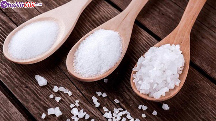 Muối diêm có hình dạng tinh thể màu trắng giống như đường, muối