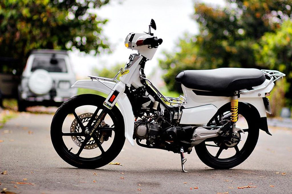 Cận cảnh Honda Dream độ nhiều đồ chơi của biker Việt