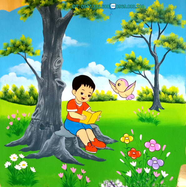 Tranh tường mầm non đẹp vẽ em bé ngồi đọc sách dưới gốc cây cùng chú chim dễ thương
