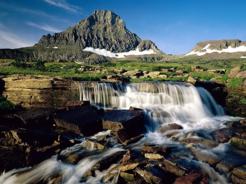 Ảnh núi và thác nước tuyệt đẹp làm hình nền cho máy tính