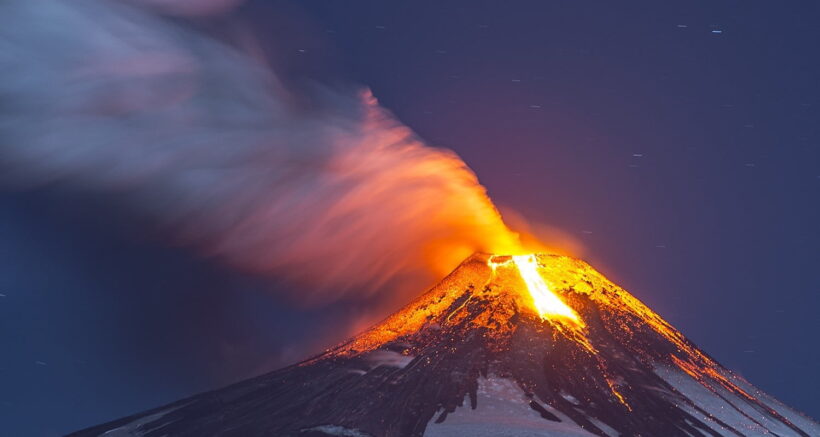 Chùm ảnh Núi lửa Chile phun trào dữ dội đốt cháy trời đêm