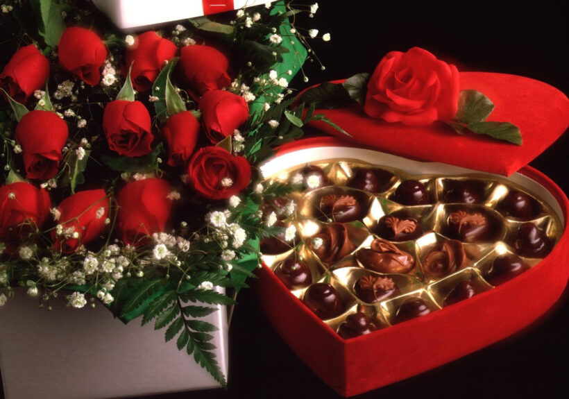 Hình ảnh socola và hoa hồng