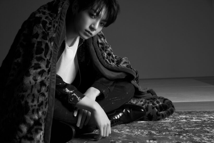 Jung Kook chụp ảnh đen trắng đẹp trai