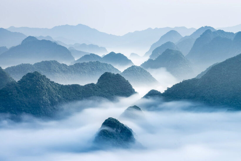 hình ảnh núi non trùng điệp xen lẫn sương mù đẹp như cảnh tiên