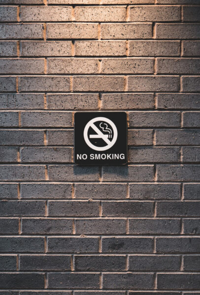 Hình ảnh cấm hút thuốc treo trên tường