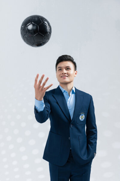 Hình ảnh Quang Hải đang tung quả bóng đen