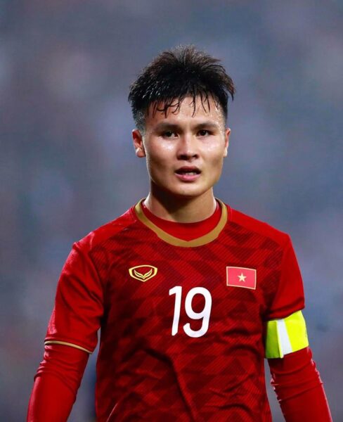 Hình ảnh Quang Hải mặc áo đội bóng đội tuyển quốc gia màu đỏ