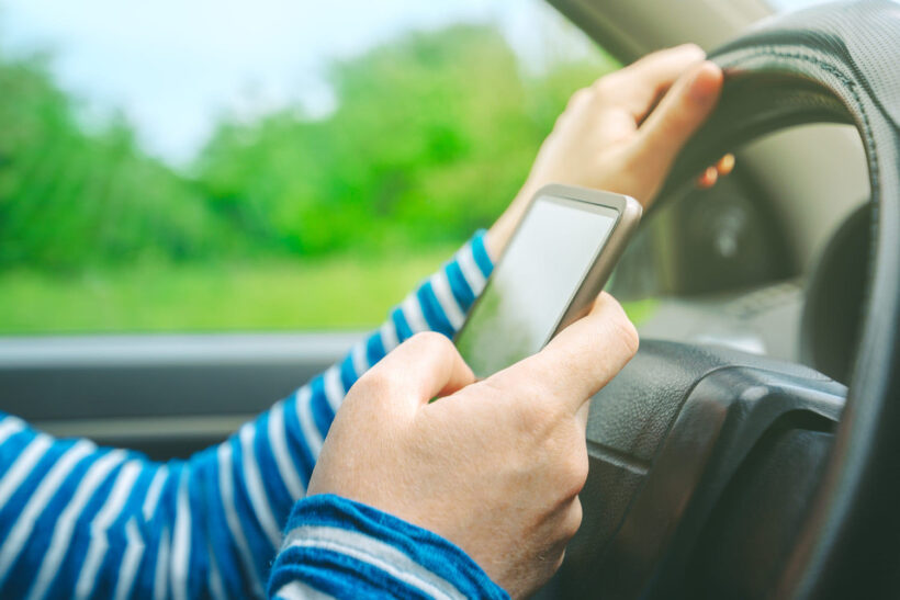 Hình ảnh an toàn giao thông - không sử dụng điện thoại khi lái xe