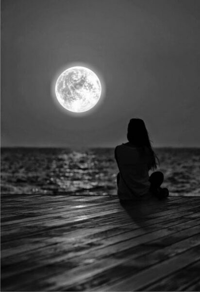 Hình ảnh đêm buồn ngồi dưới ánh trăng