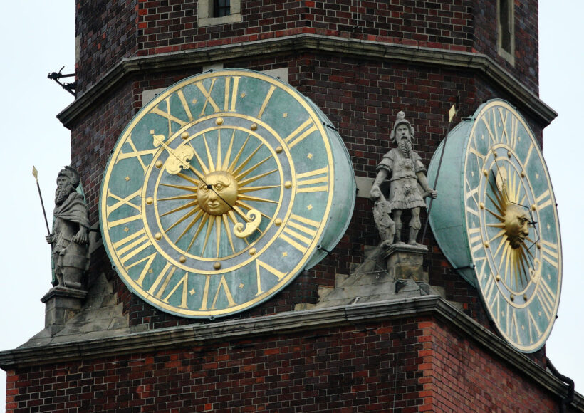 Hình ảnh đồng hồ đẹp, trang trí trên tòa nhà cổ