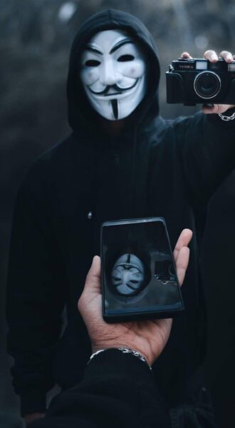 Hình ảnh hacker, Anonymous cầm máy ảnh
