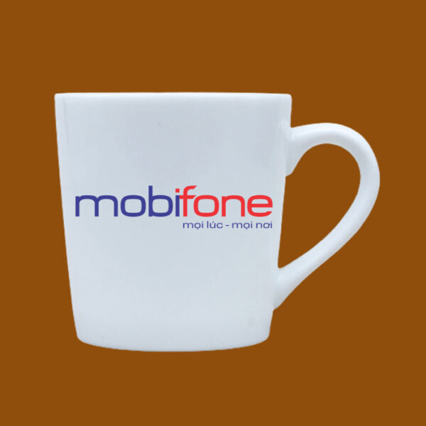 Hình ảnh logo Mobifone in trên chiếc cốc sứ