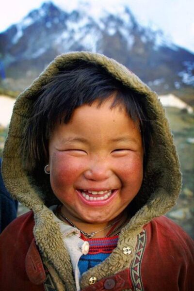 Hình ảnh nụ cười đẹp đáng yêu, tỏa nắng của em bé người dân tộc