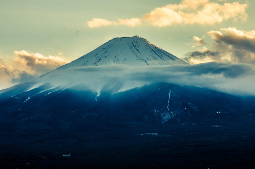 Hình ảnh núi Phú Sĩ bồng bềnh trong mây