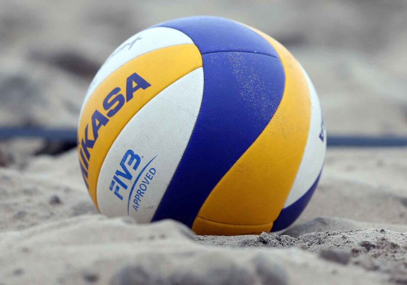 Hình ảnh quả bóng chuyền trên cát