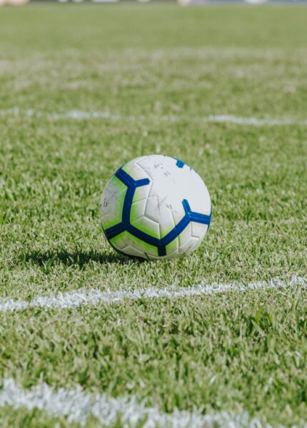 Hình ảnh quả bóng đá trên sân cỏ