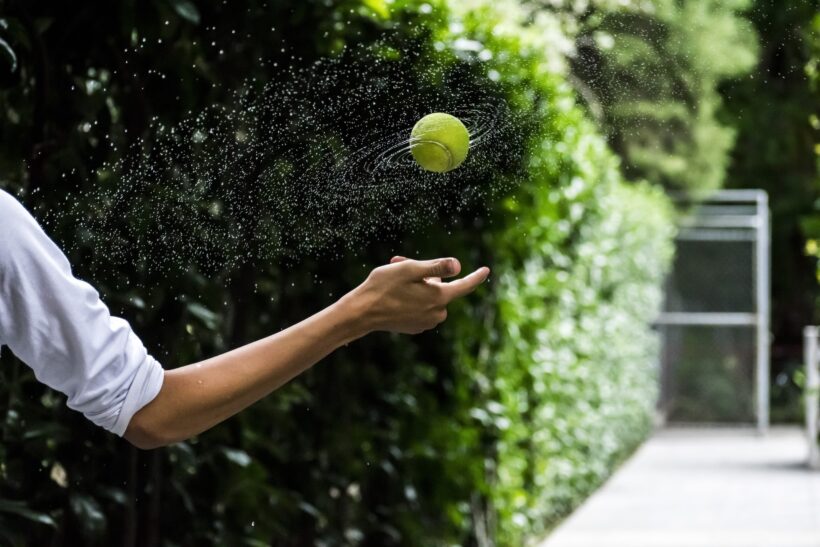 Hình ảnh quả bóng tennis bay giữa không trung