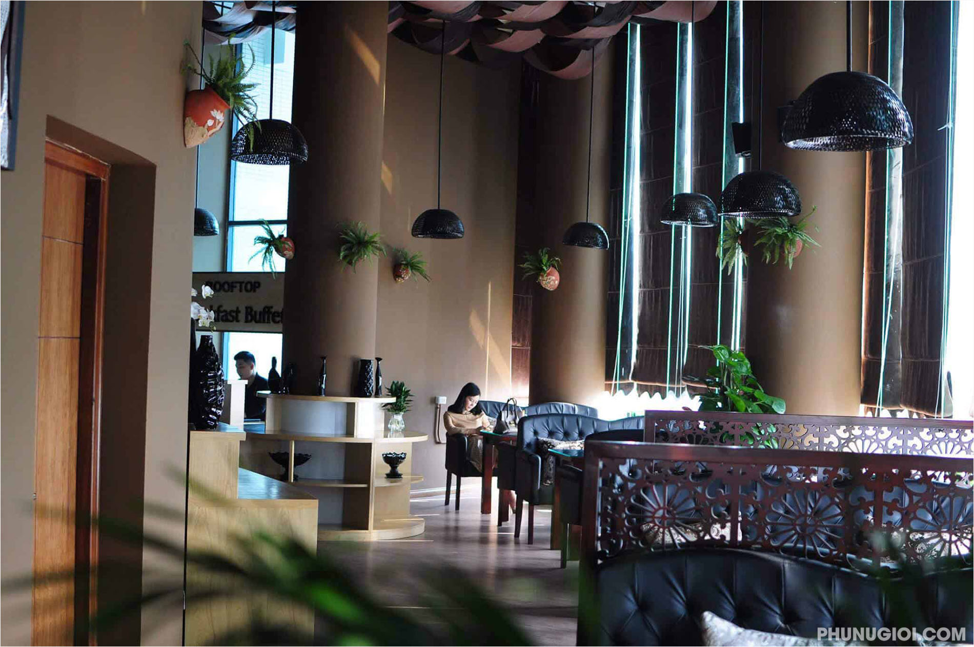 Nếu bạn đang tìm kiếm một quán cafe thân thiện và dễ chịu để tận hưởng một ly cà phê chất lượng, đừng bỏ qua chiếc ảnh Chill Cafe này. Với không gian trang nhã và sự tinh tế trong thiết kế, quán cafe này đem đến cho bạn một trải nghiệm thú vị và tuyệt vời.
